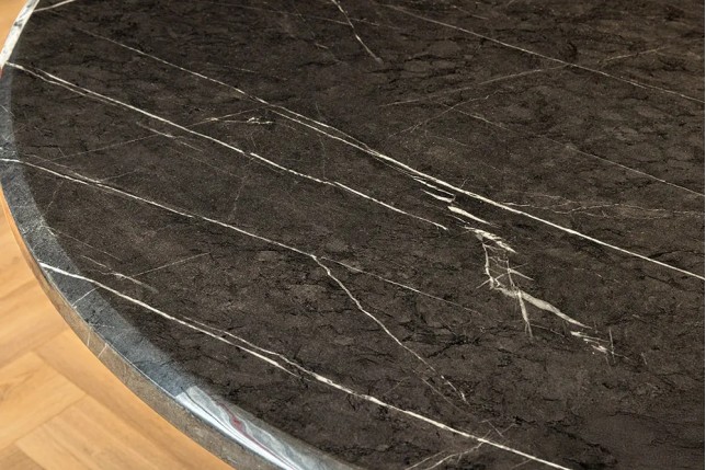 Table ronde ELEGANCIA 130 cm – Plateau en marbre noir et pied colonne en acier chromé