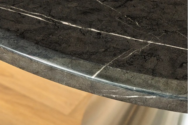 Table ronde ELEGANCIA 130 cm – Plateau en marbre noir et pied colonne en acier chromé