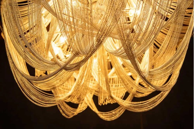 Lustre ROYAL XL 70 cm – Suspension argentée en chaînes métalliques, 6 ampoules E14