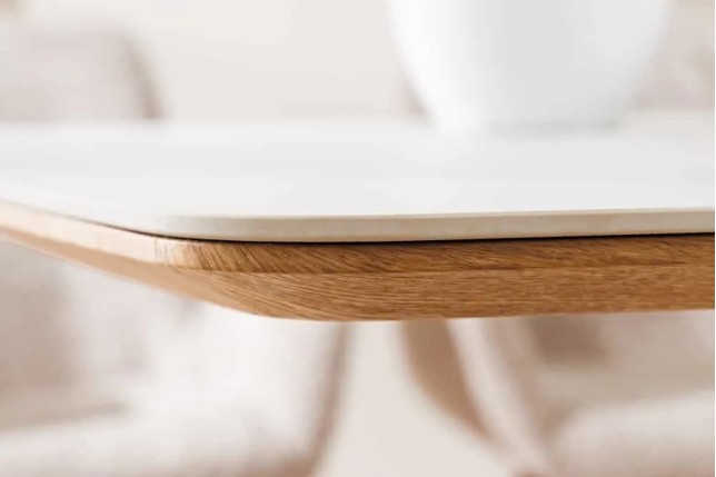 Table à manger design UNIQUE 200 cm – Plateau en céramique blanc effet marbre & pied colonne en chêne