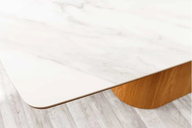 Table à manger design UNIQUE 200 cm – Plateau en céramique blanc effet marbre & pied colonne en chêne