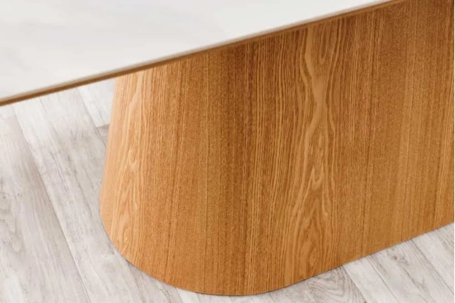 Table à manger design UNIQUE 200 cm – Plateau en céramique blanc effet marbre & pied colonne en chêne