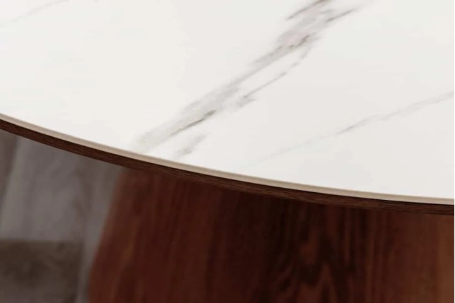 Table à manger ronde UNIQUE 120 cm – Plateau céramique blanc effet marbre & pied colonne noyer