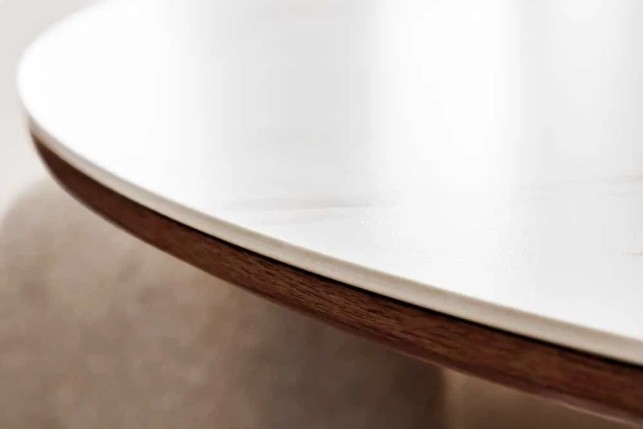 Table à manger ronde UNIQUE 120 cm – Plateau céramique blanc effet marbre & pied colonne noyer