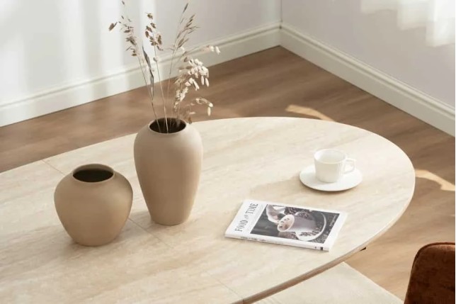 Table à manger extensible UNIQUE 160–200 cm – Plateau en céramique travertin & pied colonne en chêne naturel