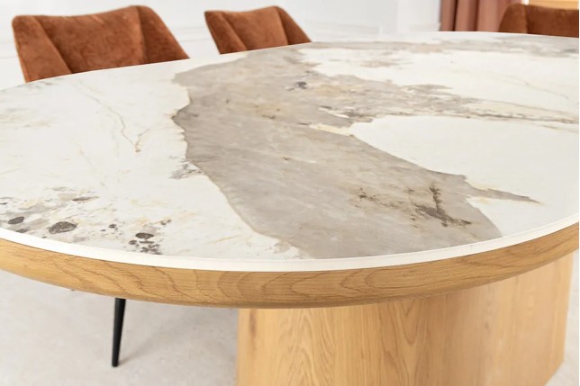 Table ovale en céramique blanche 200 cm – Design marbre & pied colonne en chêne