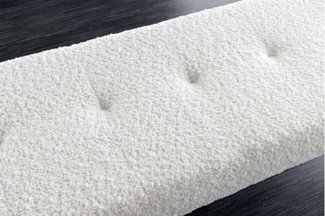 Banquette design BOUTIQUE 100 cm – Assise en bouclé blanc et pieds en métal noir réglables