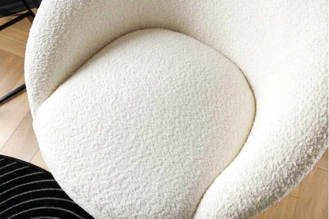 Fauteuil design ALPINE blanc – Fauteuil pivotant 360° en tissu bouclé avec accoudoirs