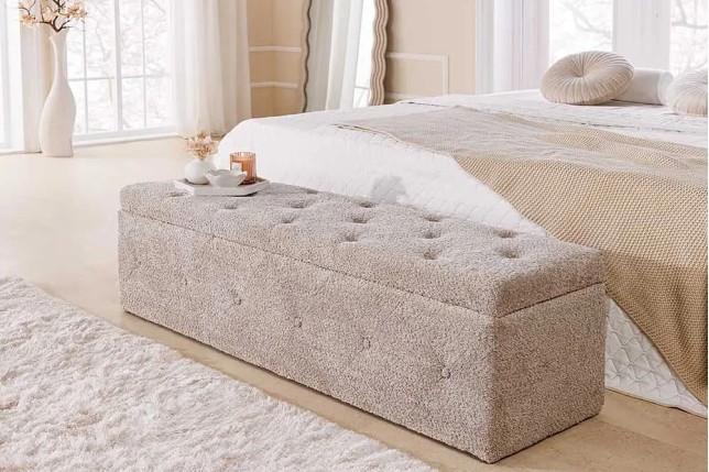 Banquette de lit Chesterfield EXTRAVAGANCIA 140 cm – Tissu bouclé champagner greige avec coffre de rangement intégré