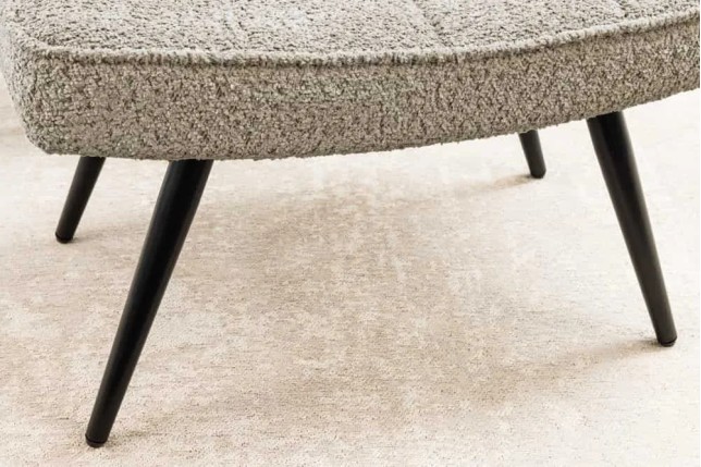 Repose-pieds moderne scandinave – Tissu bouclé champagner greige avec pieds en métal noir