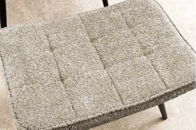 Repose-pieds moderne scandinave – Tissu bouclé champagner greige avec pieds en métal noir