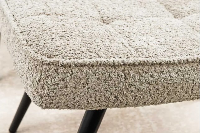 Repose-pieds moderne scandinave – Tissu bouclé champagner greige avec pieds en métal noir