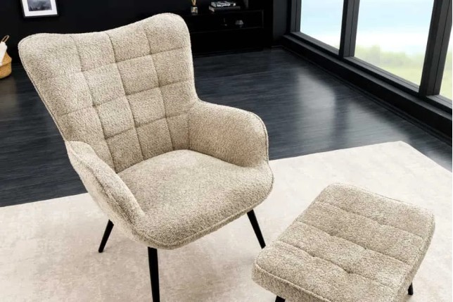 Fauteuil design scandinave – Tissu bouclé champagner greige avec accoudoirs et pieds en métal noir