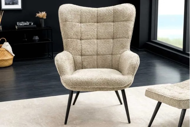 Fauteuil design scandinave – Tissu bouclé champagner greige avec accoudoirs et pieds en métal noir