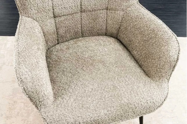 Fauteuil design scandinave – Tissu bouclé champagner greige avec accoudoirs et pieds en métal noir