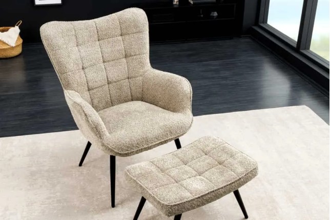 Fauteuil design scandinave – Tissu bouclé champagner greige avec accoudoirs et pieds en métal noir
