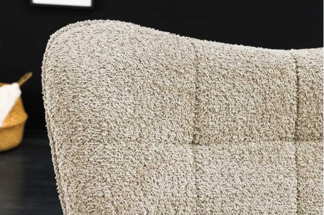 Fauteuil design scandinave – Tissu bouclé champagner greige avec accoudoirs et pieds en métal noir