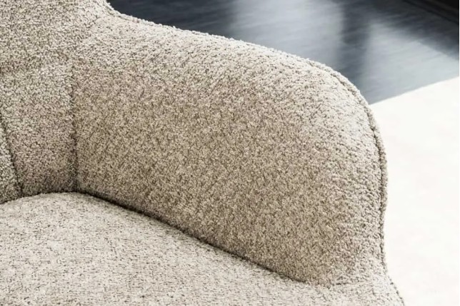Fauteuil design scandinave – Tissu bouclé champagner greige avec accoudoirs et pieds en métal noir