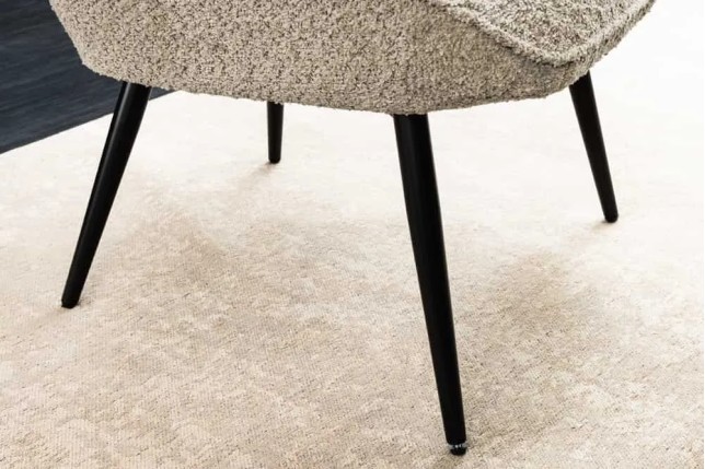 Fauteuil design scandinave – Tissu bouclé champagner greige avec accoudoirs et pieds en métal noir