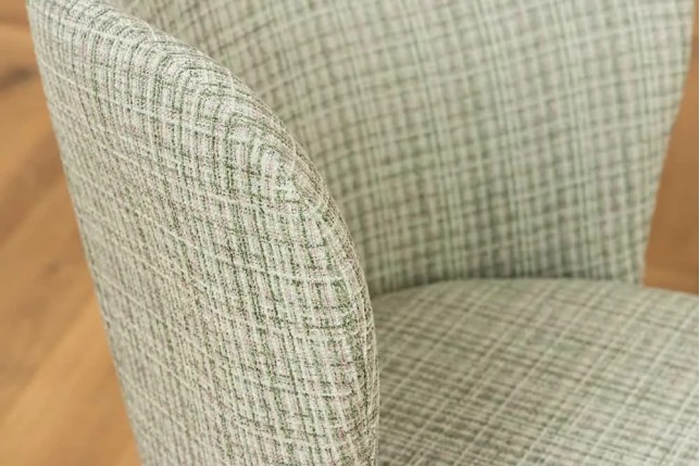 Chaise design LYON – Tissu bouclé à carreaux vert et rose, pieds en métal noir, style rétro revisité
