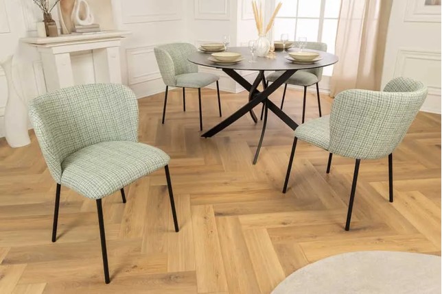 Chaise design LYON – Tissu bouclé à carreaux vert et rose, pieds en métal noir, style rétro revisité