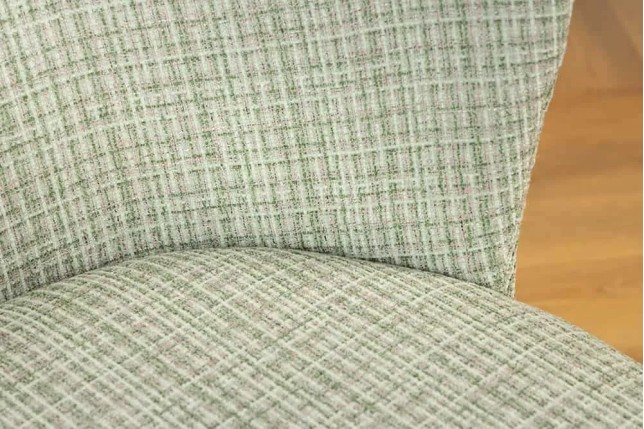 Chaise design LYON – Tissu bouclé à carreaux vert et rose, pieds en métal noir, style rétro revisité