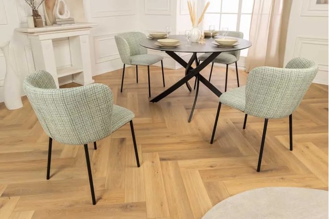 Chaise design LYON – Tissu bouclé à carreaux vert et rose, pieds en métal noir, style rétro revisité