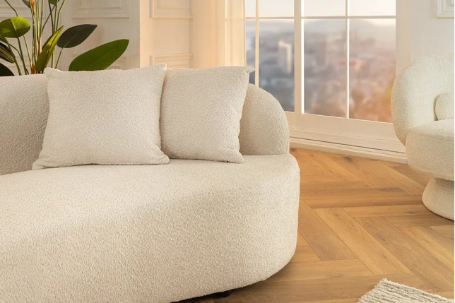 Canapé 3 places ATELIER – 230 cm – Tissu bouclé beige, coussins inclus, design moderne