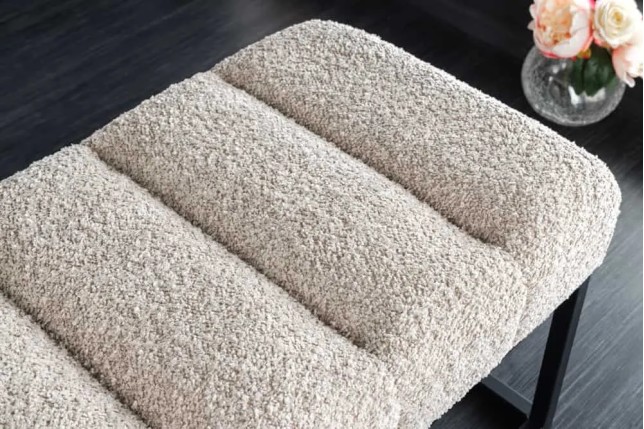 Banc design PETIT BEAUTÉ – 110 cm – Tissu bouclé champagner greige & pieds métal noir