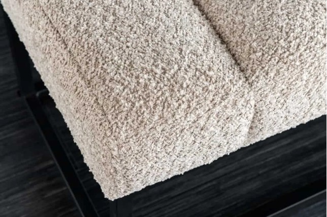 Banc design PETIT BEAUTÉ – 110 cm – Tissu bouclé champagner greige & pieds métal noir