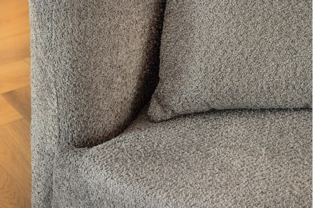 Canapé 3 places ATELIER – 230 cm – Tissu bouclé gris avec coussins inclus, design contemporain