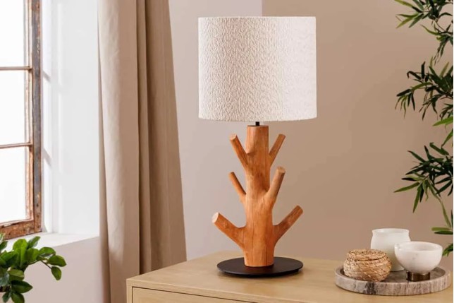 Lampe de table JEWELRY 60 cm en bois massif naturel – Abat-jour blanc & pied en métal noir
