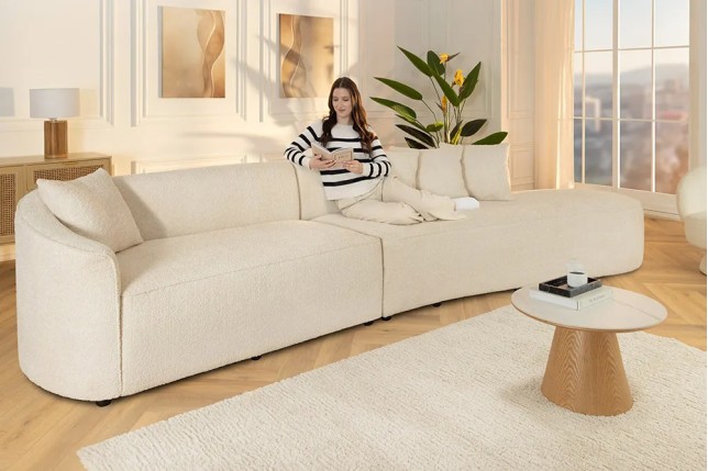 Canapé XXL ATELIER L 330 cm en tissu bouclé beige – Grand sofa moderne 4 places avec coussins inclus