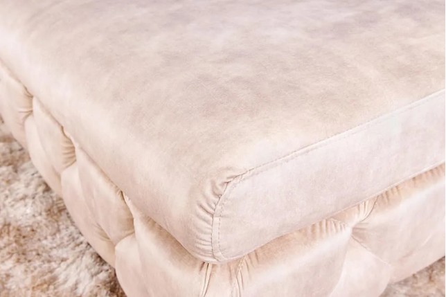 Pouf moderne baroque 90 cm – Velours champagne & pieds noirs