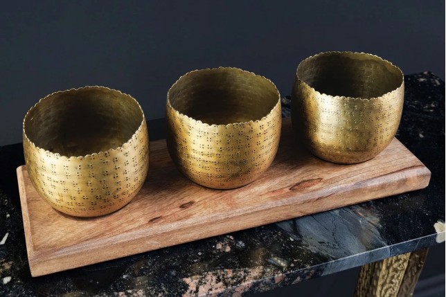 Set de décoration ORIENT – 3 coupelles dorées avec plateau en bois massif de manguier, design martelé fait main