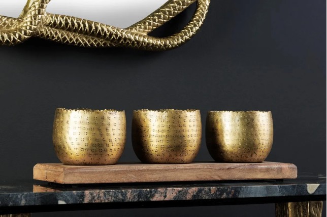 Set de décoration ORIENT – 3 coupelles dorées avec plateau en bois massif de manguier, design martelé fait main