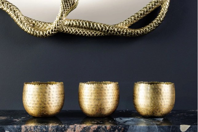 Set de décoration ORIENT – 3 coupelles dorées avec plateau en bois massif de manguier, design martelé fait main