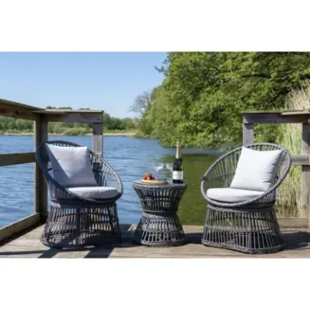 Salon Lounge Natal – 2 Fauteuils & Table Basse Rattan Gris · Coussins Inclus