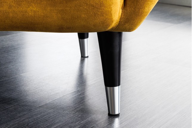 Fauteuil bergère DON velours moutarde et embouts argentés