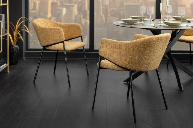 Chaise NOBLESSE accoudoirs jaune moutarde pieds noirs