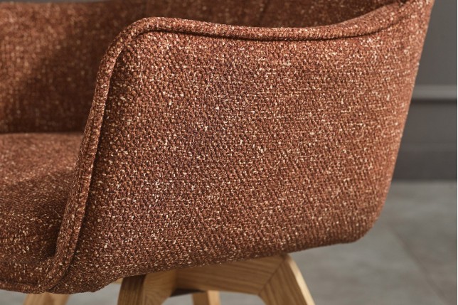 Fauteuil pivotant VOGUE 360° tissu brun rouille pieds chêne