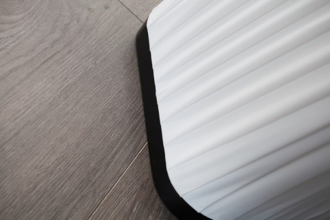 Lampadaire ovale 120 cm en tissu de latex plissé coloris blanc