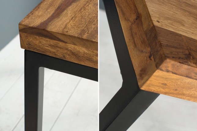 Table de bureau contemporaine de couleur naturelle et noire en bois massif et métal