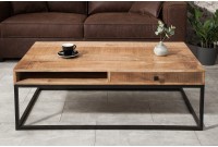 Table basse design industriel de couleur naturelle et noire en bois massif et métal avec un tiroir et une niche