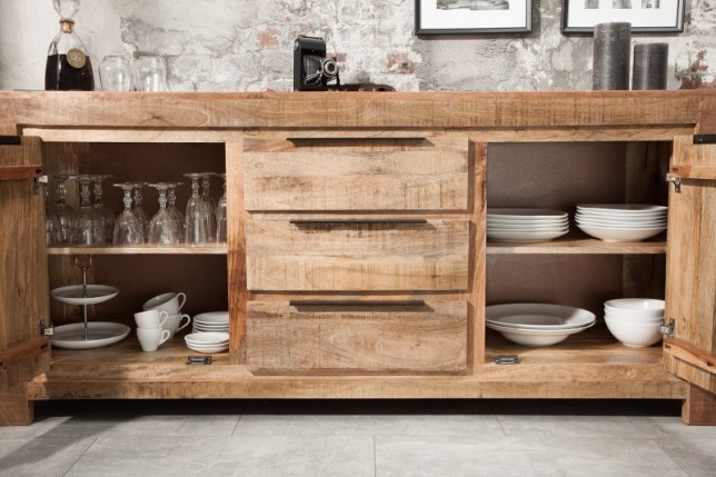 Bahut design industriel de couleur naturelle en bois massif à 2 portes et 3 tiroirs